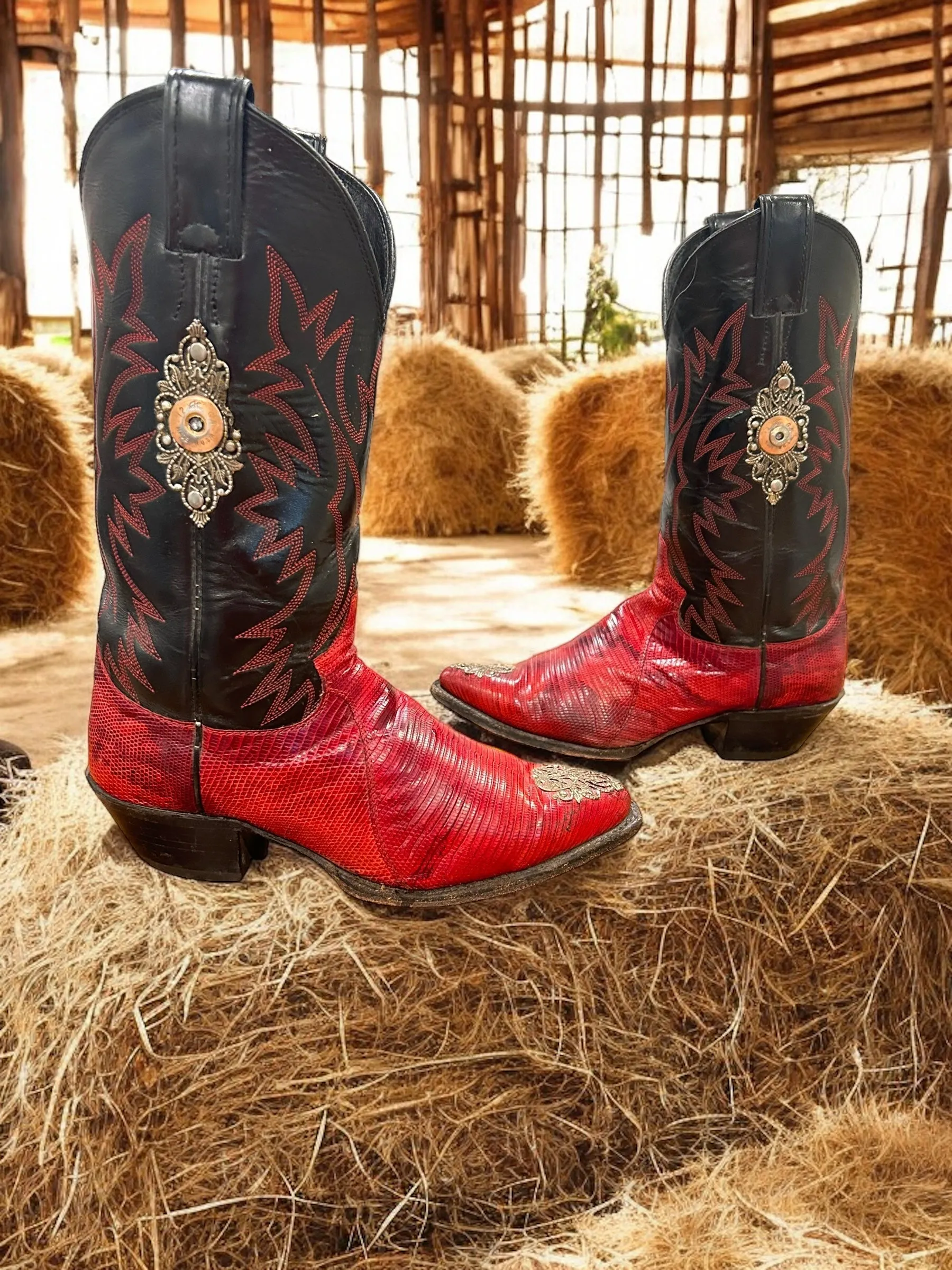 Women’s Size 7.5 B - Justin Vintage Cowboy Western Boots Unique Vintage Metal Additions